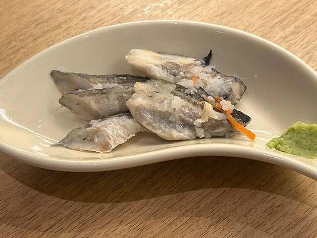ハタハタ寿司 (Ikan Hata dalam Pelukan Nasi): "Nasi Berirama, Ikan Menari"