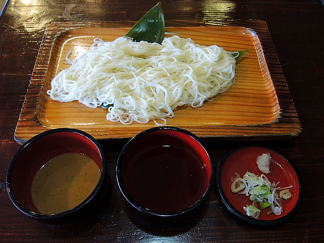 温麺 (Indonesian "Mie Hangat"): "Simfoni Kehangatan dalam Semangkuk"