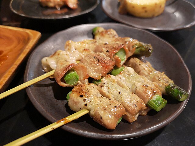 久留米やきとり (terjemahan "久留米やきとり"): "Skewers dari Tanah Bersejarah"