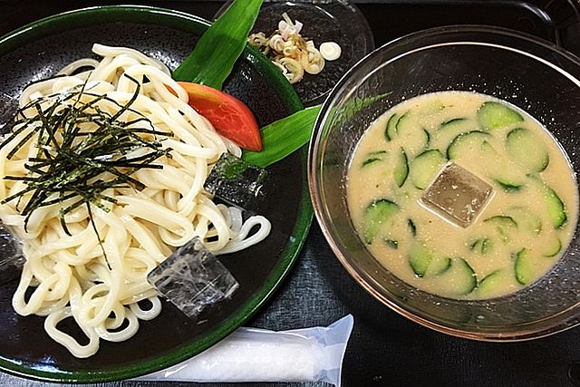 冷汁うどん (translated "冷汁うどん" to Indonesian): "Udon Segar dalam Pelukan Es"