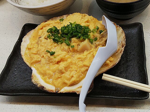 貝焼き味噌 (Bakmi Kerang Bakar Miso): "Simfoni Laut dalam Pelukan Miso"