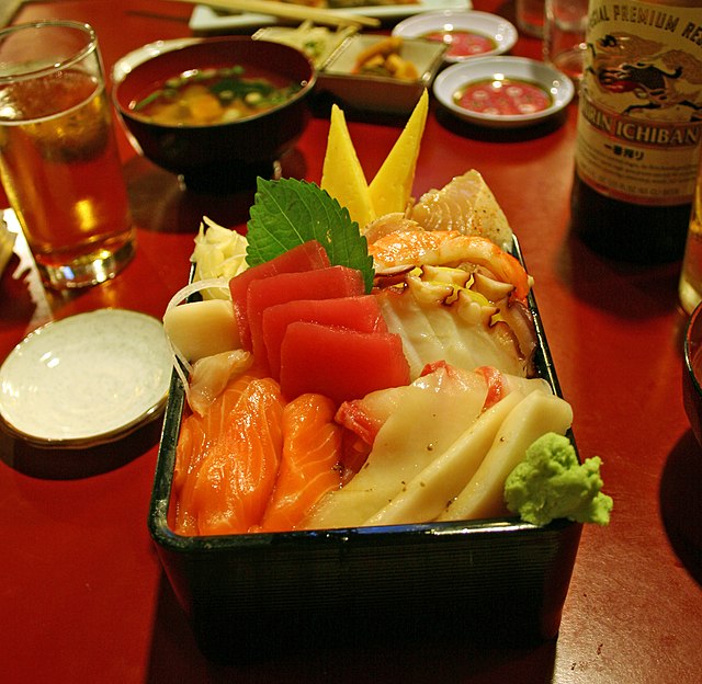 ちらし寿司 (Sushi Tersebar): "Simfoni Rasa di Atas Piring"