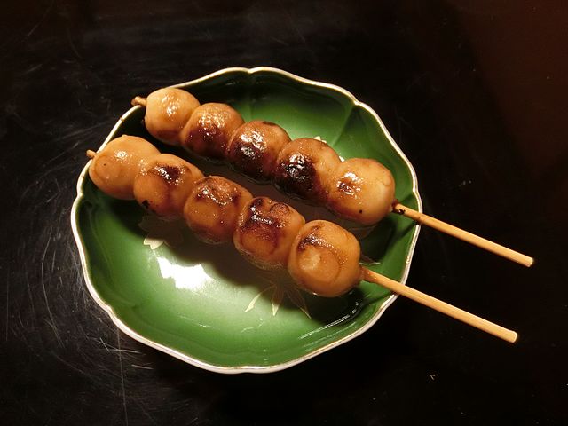 みだらしだんご (dango manis berlumur saus): "Mimpi Manis di Ujung Pangkalan"