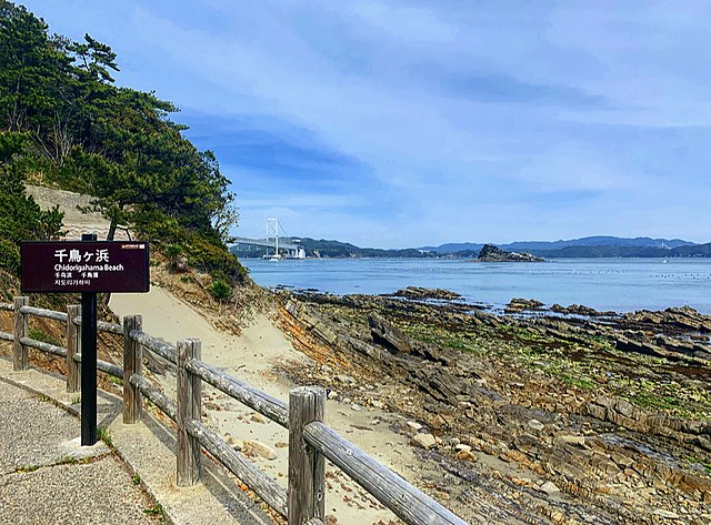 千鳥ヶ浜 (徳島県)(Pantai Burung Kecil): Melodi Ombak dan Pasir Emas