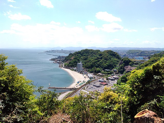 磯海水浴場 (Pantai Ombak Berbisik): "Suar Ombak di Ujung Senja"