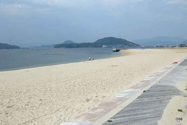 ベイサイドビーチ坂 (Pantai Tepi Laut yang Menyapa): "Lautan yang Berbisik di Ujung Senja"