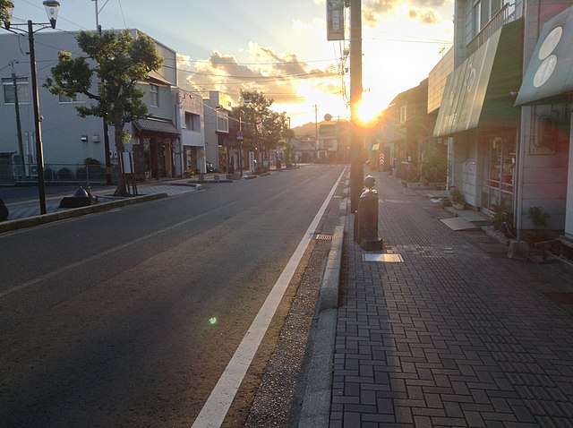 松ヶ枝町 (境港市)(Kota Cabang Pinus): Simfoni Ombak dan Harapan