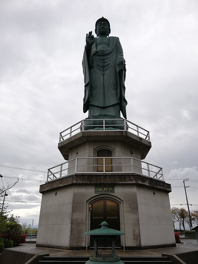 長浜びわこ大仏(Buddha Besar Biwa di Nagahama): "Ketenangan Abadi di Pelukan Sang Buddha"