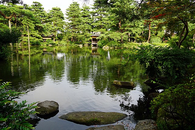 清水園 (translated to Indonesian): "Taman Air Jernih: Simfoni Alam dan Keindahan"
