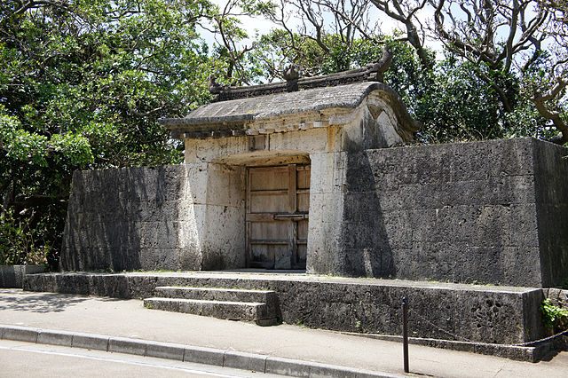 園比屋武御嶽(Puncak Sakral di Taman Hijaunya): "Keheningan Alam di Puncak Suci"