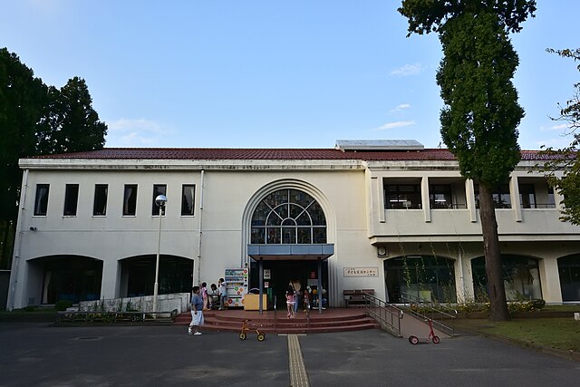 いしかわ子ども交流センター小松館(Pusat Pertukaran Anak Ishikawa): "Harmoni Ceria di Pusat Kecil"