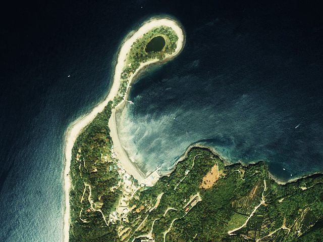 大瀬崎 (Teluk Besar): "Samudera Cinta di Ujung Tanah"