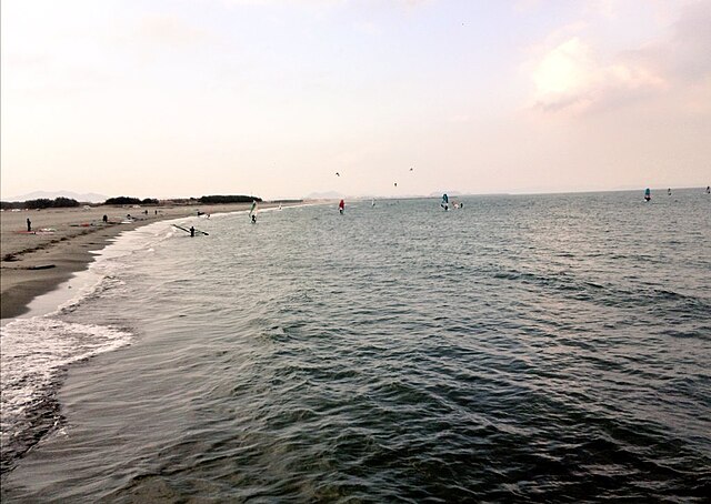 小松海水浴場(Pantai Komatsu): "Cahaya Senja di Pasir Emas"