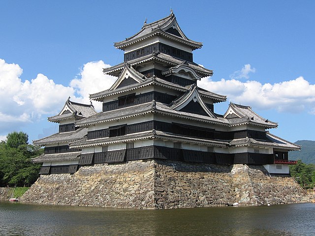 松本城 (Kastil Matsumoto): "Menara Cinta di Antara Kabut"