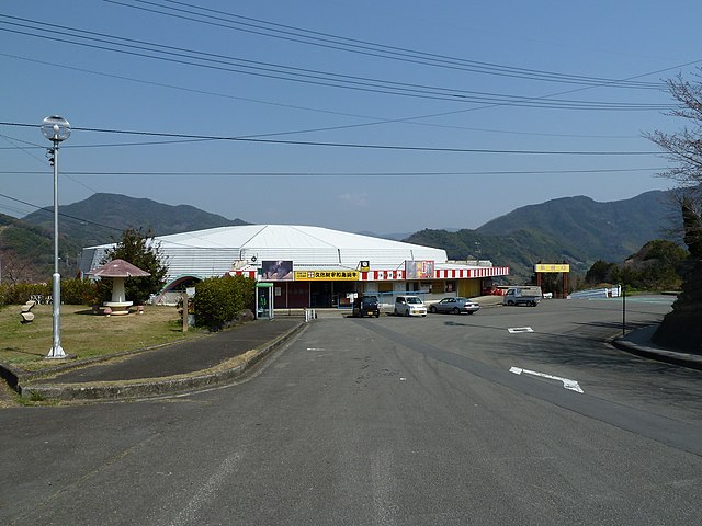 宇和島市営闘牛場(Padang Pertarungan Sapi di Uwajima): "Ritual Keberanian di Arena Alam"