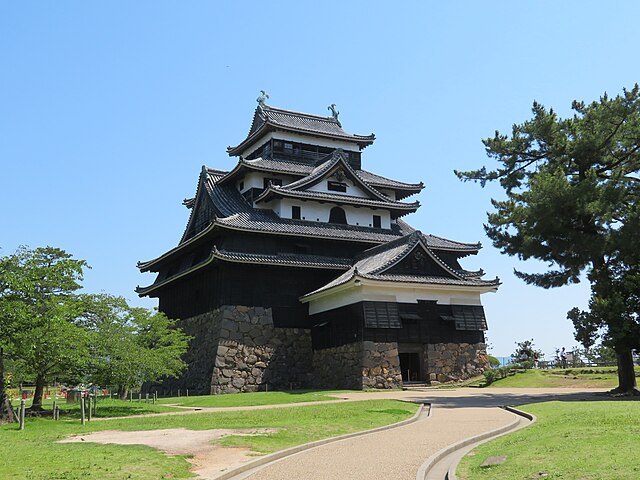 松江城(Kastil Matsue): "Menara Kenangan di Antara Danau dan Langit"
