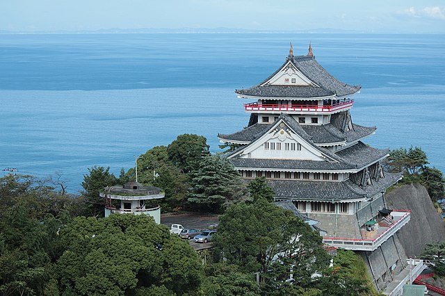 熱海城(Kastil Atami): "Menara Kenangan di Ujung Laut"